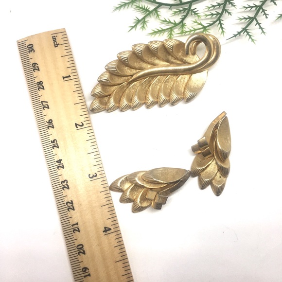 Vtg Textured gold-t brooch , clip earrings sets. - Picture 5 of 5
